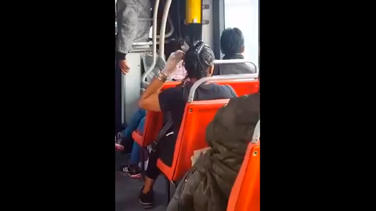 Mujer se vuelve viral al pintarse el cabello en ¡pleno microbús!