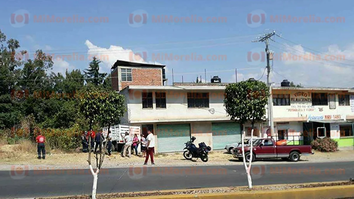 Conductor de camioneta evita choque pero cae a un desnivel en Zitácuaro