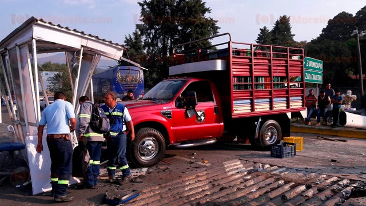 Se estampa autobús de grupo norteño en caseta de Michoacán