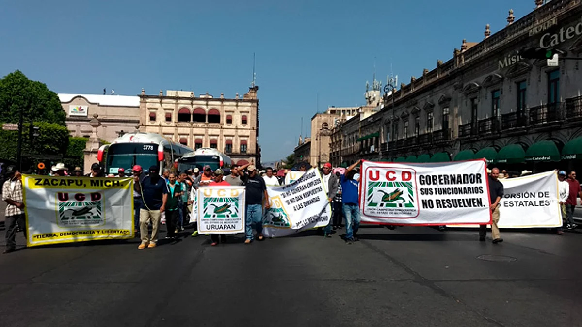 Manifestación bloquea paso vehicular en avenida Madero