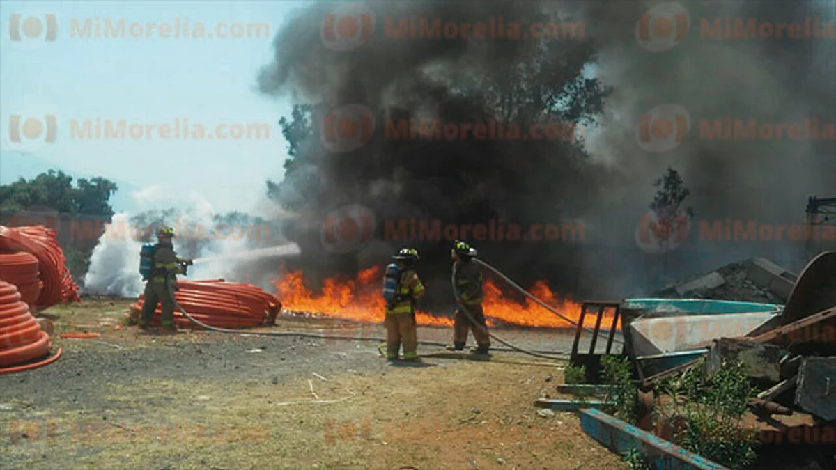 Arde fábrica de mangueras y postes en Morelia