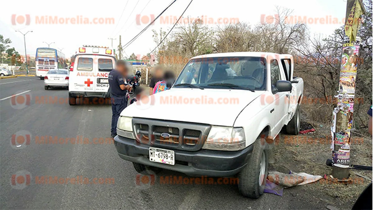 Camioneta esquiva auto y termina estampada contra poste: hay dos heridos