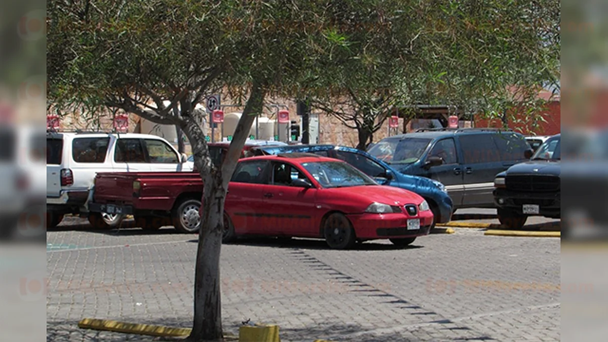 Acribillan a dos en estacionamiento de Home Depot en Jacona