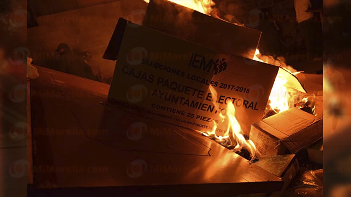 Miembros del Consejo Ciudadano de Nahuatzen queman material electoral