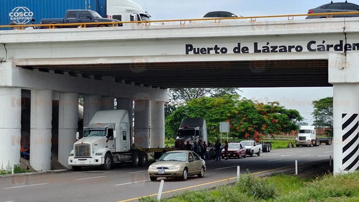 Toman transportistas Puerto de Lázaro Cárdenas en protesta contra la SCT
