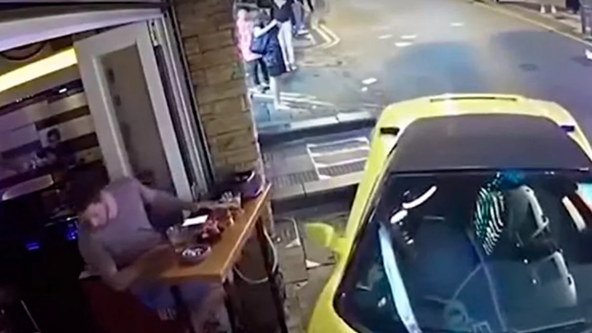 Lamborghini sin conductor choca contra un bar (Video)