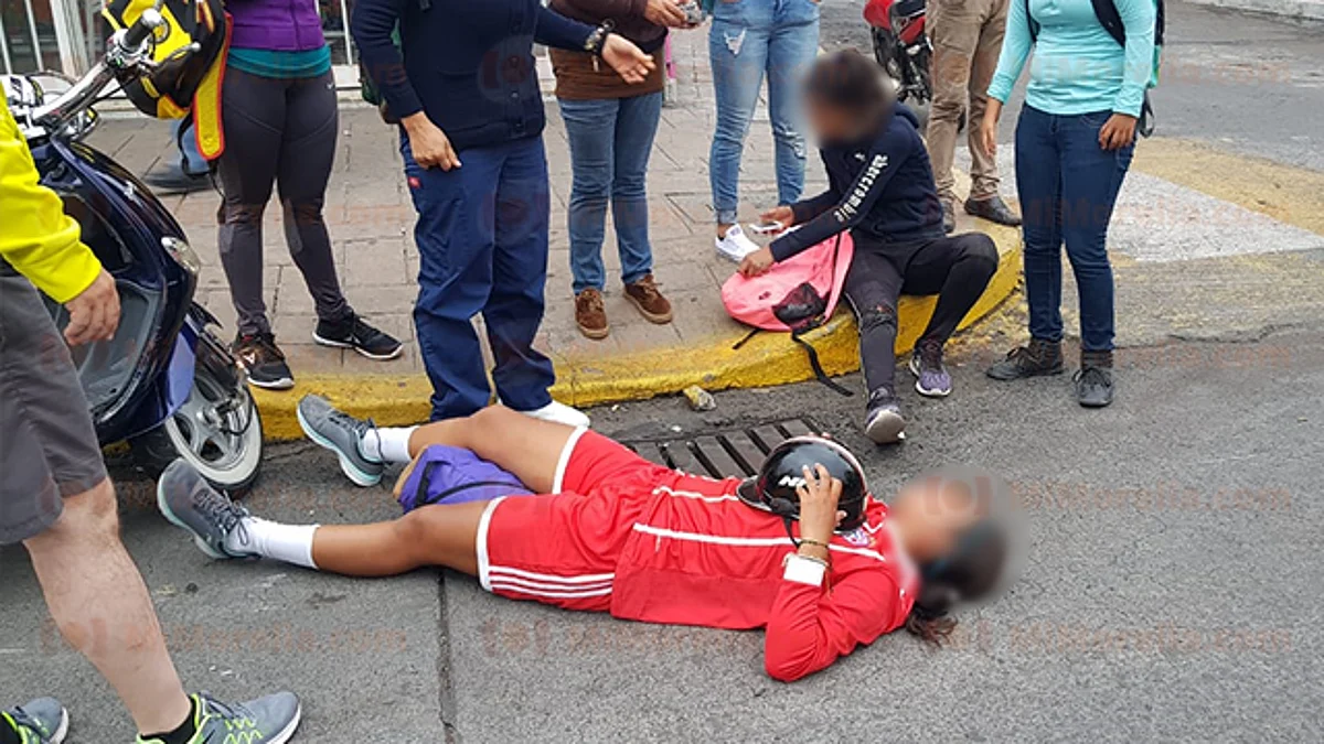 Adolescentes en motoneta chocan contra motocicleta y quedan heridas