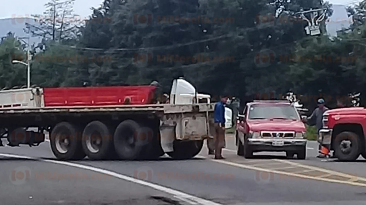 Comuneros bloquean la carretera a Paracho