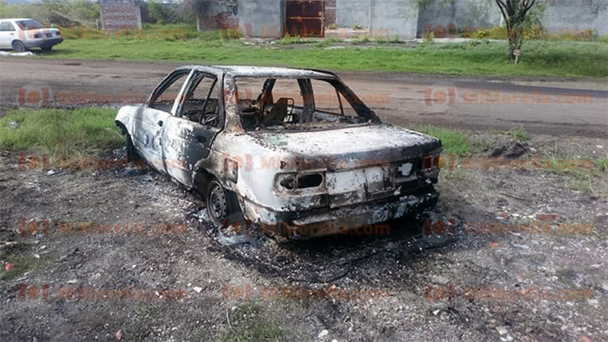 Encuentran cuerpo calcinado en un vehículo quemado en Michoacán
