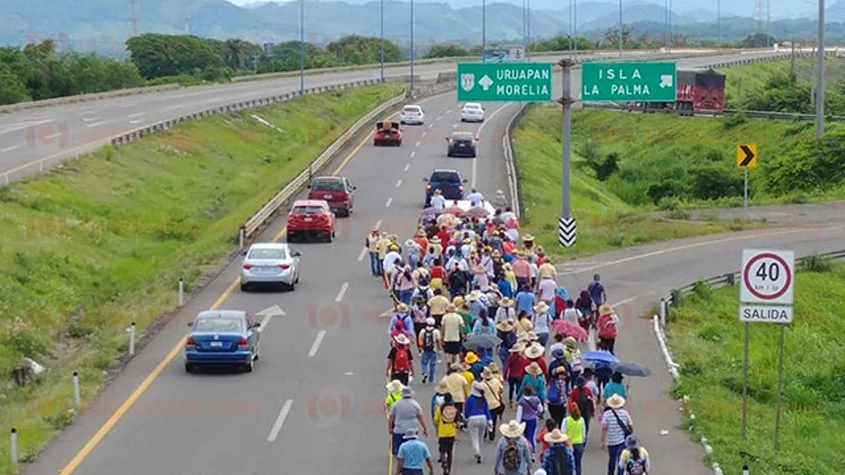 Médicos de Lázaro Cárdenas realizan mega marcha a Morelia