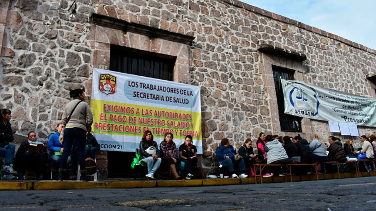 Trabajadores toman la Secretaría de Salud por falta de pago