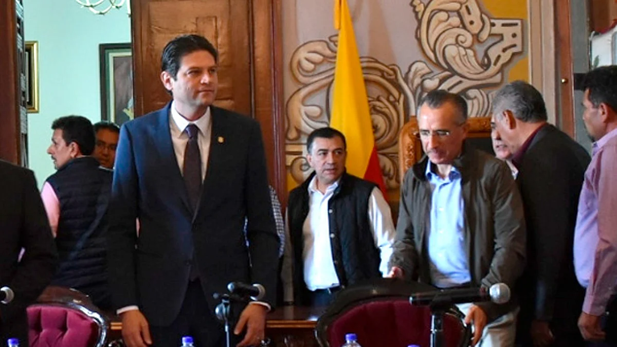 Alfonso abandona sesión de cabildo para no hablar de huelga del OOAPAS