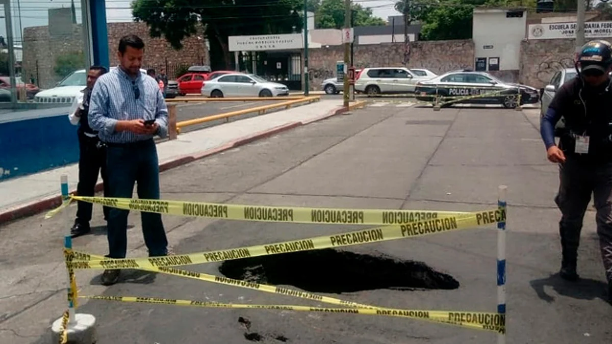 Se abre socavón en calle de Morelia