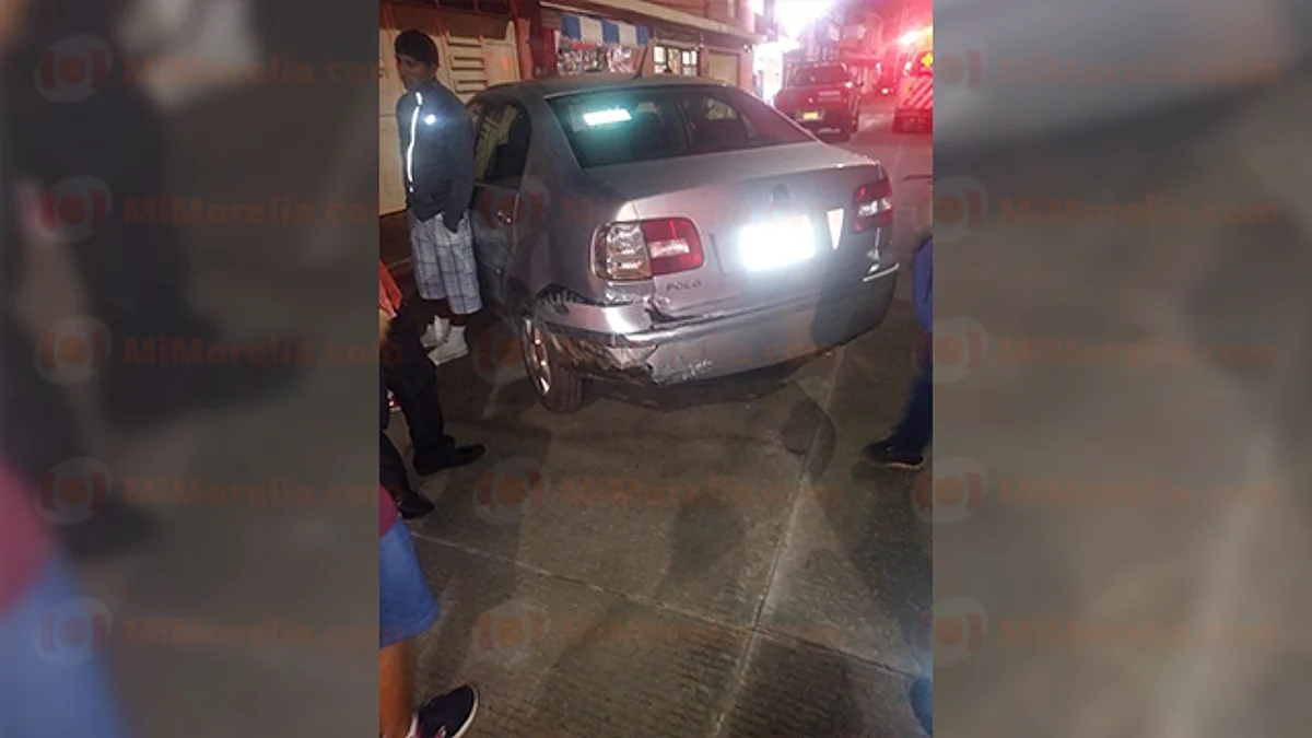 Impactan auto y camioneta en Zitácuaro; hay un lesionado