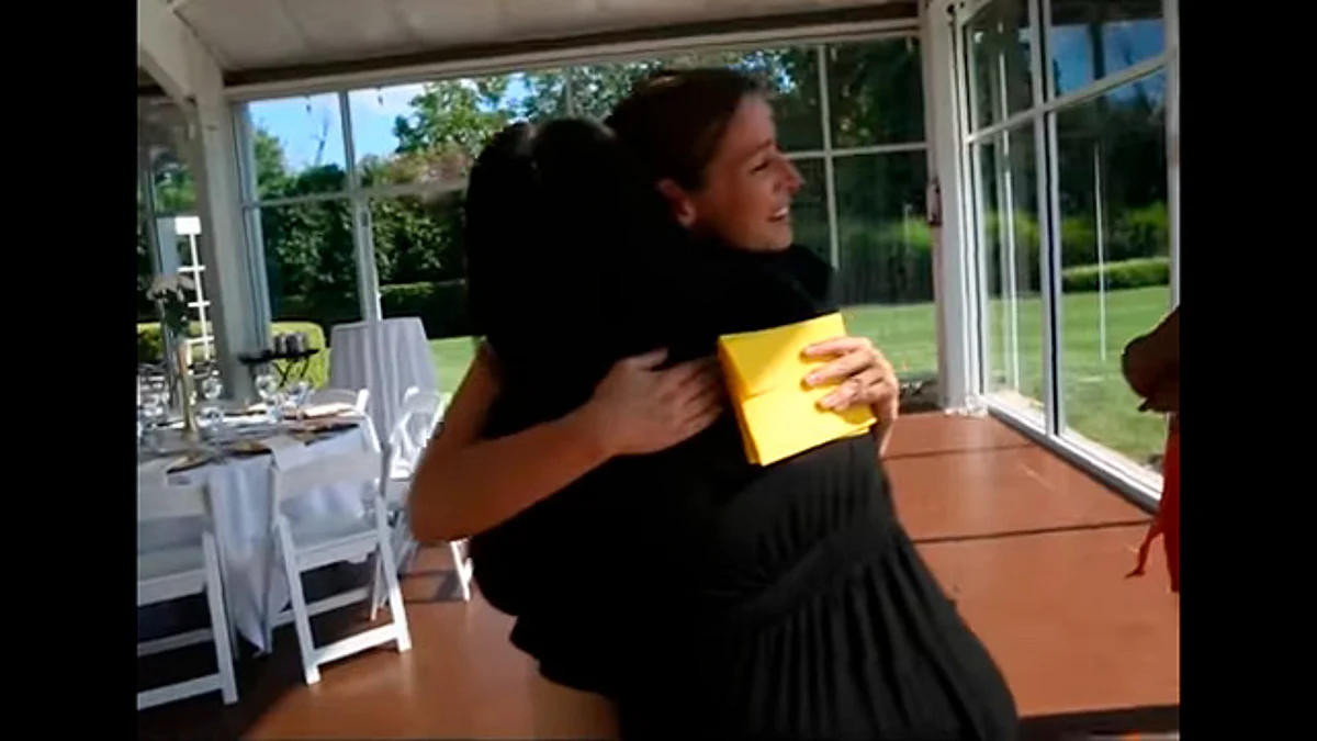 Mujer cancela boda e invita a indigentes al banquete