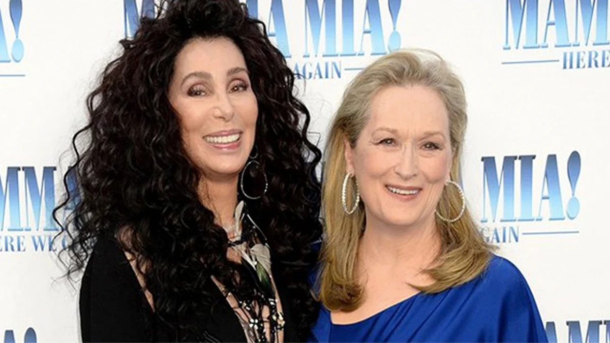 Meryl Streep y Cher celebran reencuentro con tremendo beso