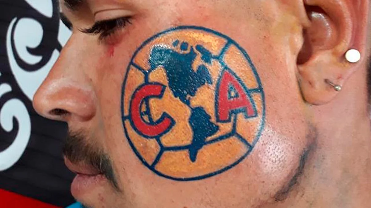 ¿Qué tan aficionado eres? Sujeto se tatúa el escudo del América ¡en la cara!