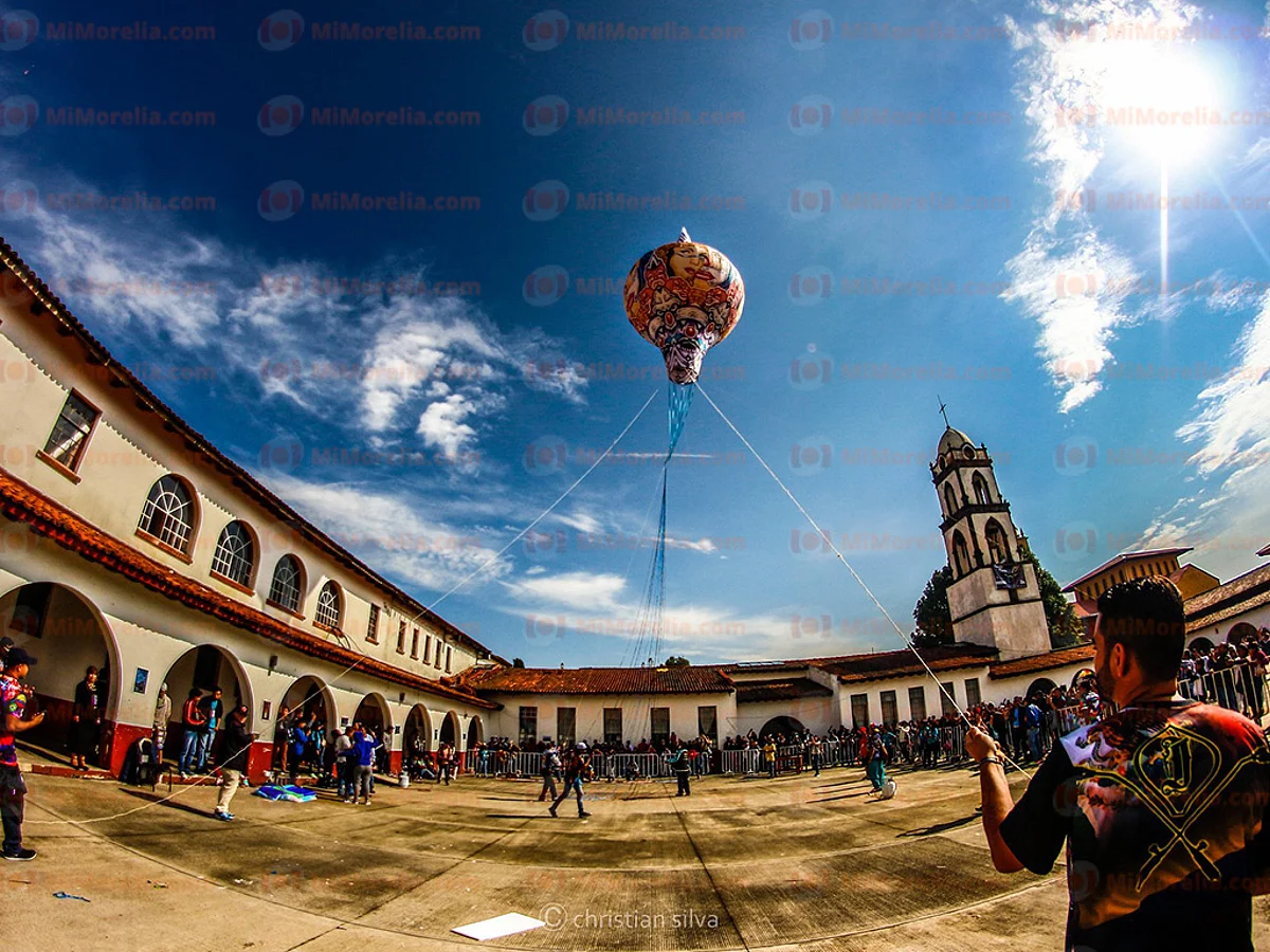 Surca el cielo de Paracho, el Globo de Cantoya más grande del Mundo