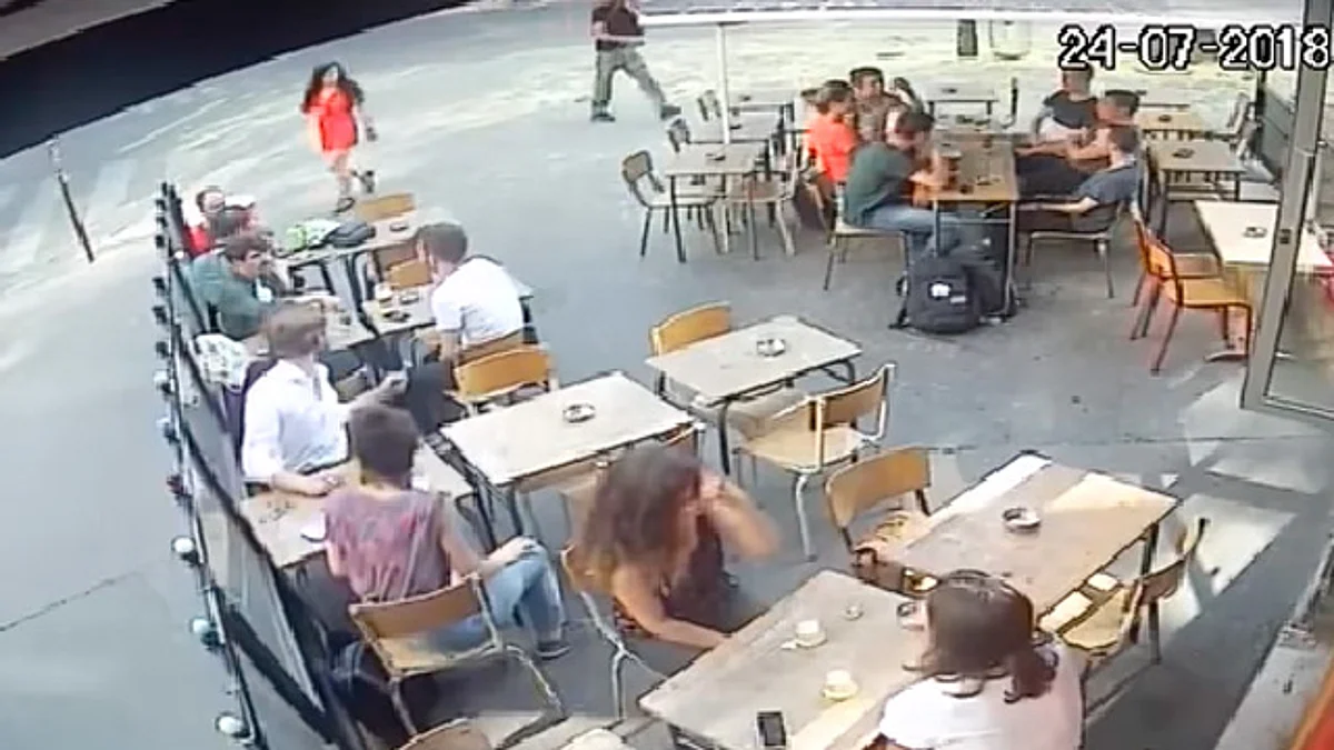 Sujeto agrede a mujer, tras chiflarle y ésta contestarle, pasó en Francia