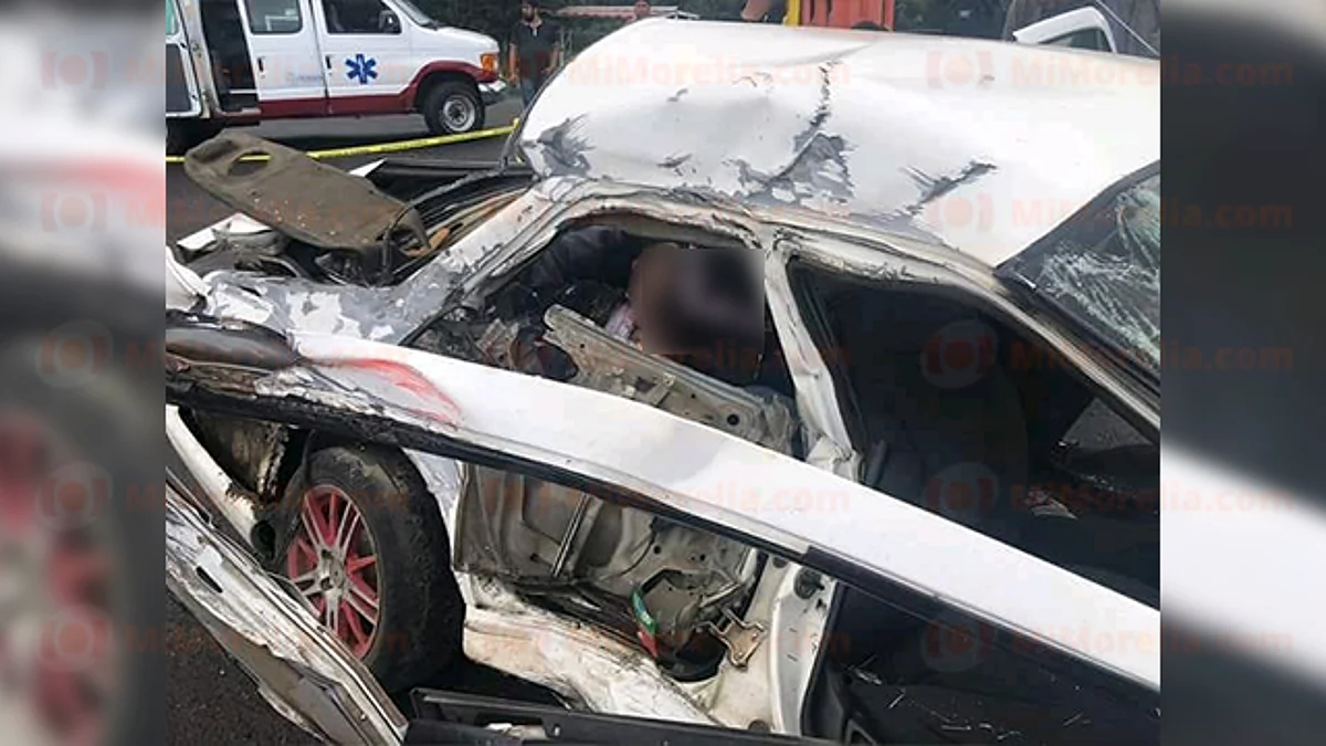 Hombre muere y mujer queda herida tras choque con camión, en Uruapan