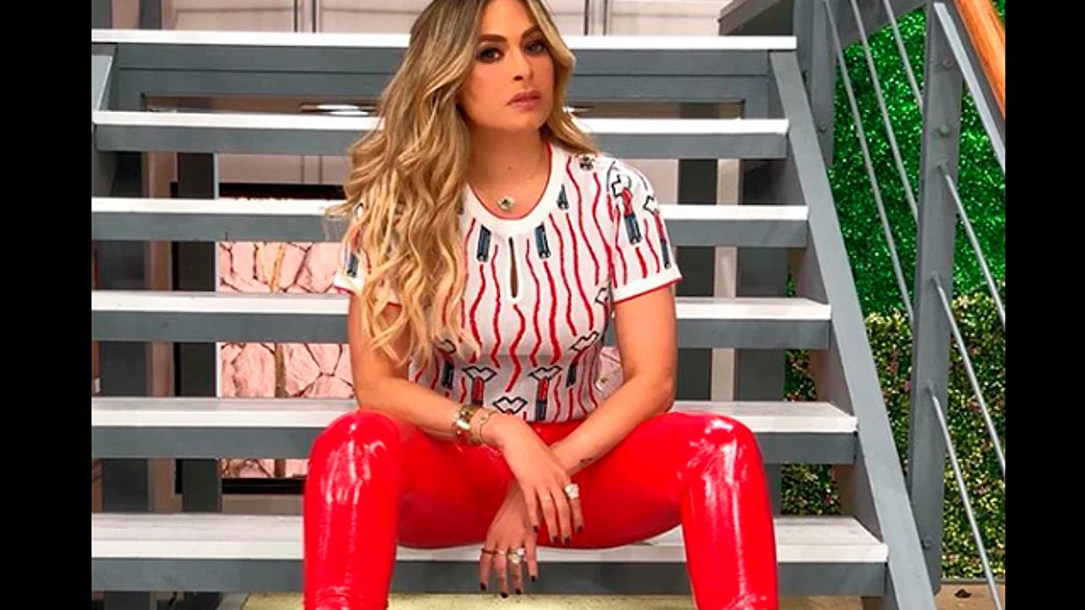Galilea Montijo hace lo que pocas veces y se muestra en diminuto bikini