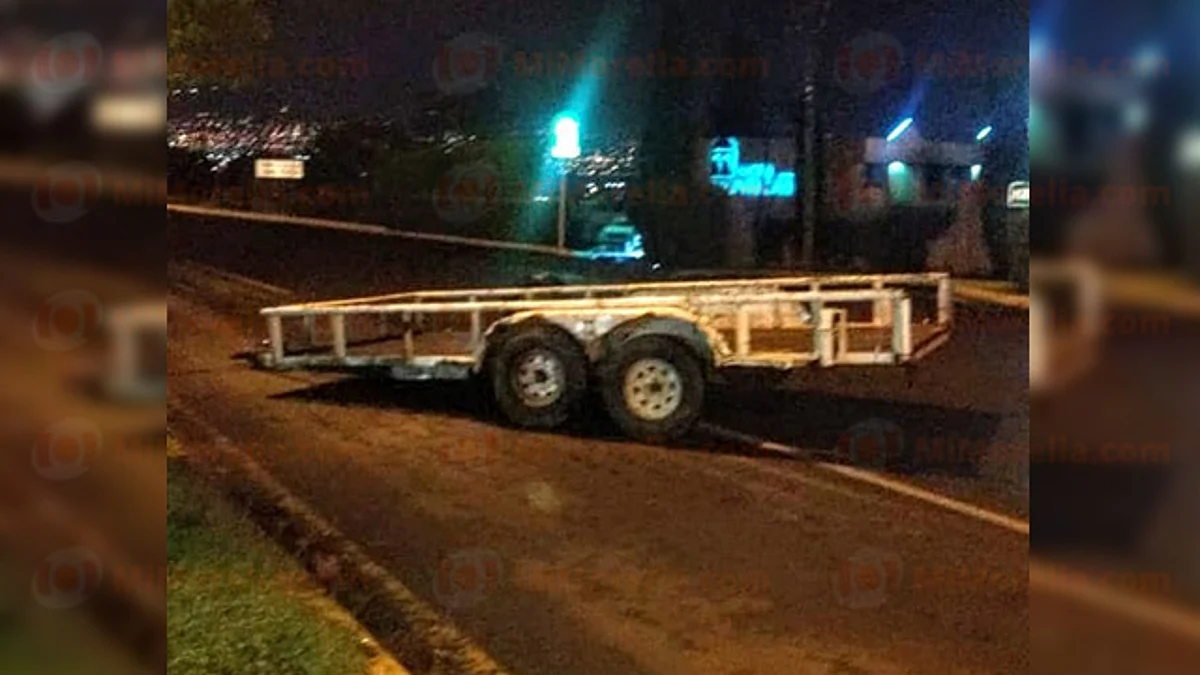 Remolque se desprende y queda atravesado en pleno Libramiento de Morelia