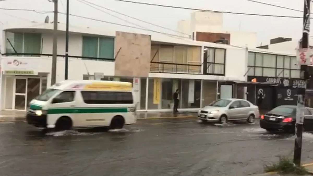 Fuerte tromba en Morelia provoca encharcamientos al sur de la ciudad