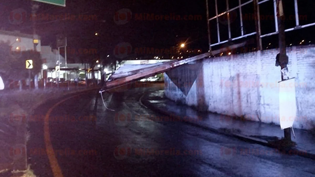 Truena puerta de Cinépolis y cae espectacular tras intensa lluvia en Morelia
