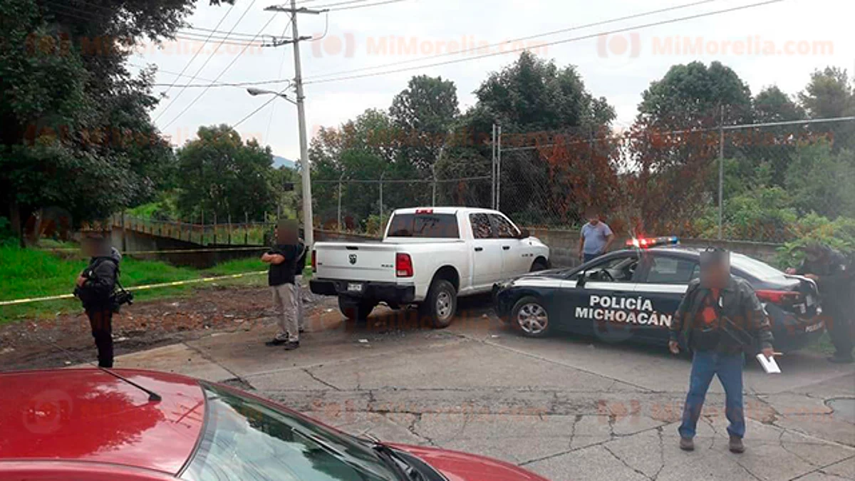 Abandonan cadáver encobijado al lado del Aeropuerto de Uruapan