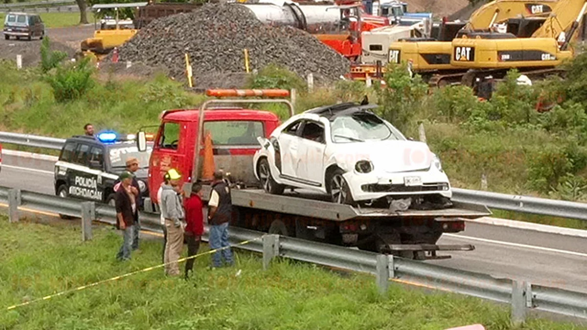 Mueren dos mujeres tras caída de auto a un desnivel de la Autopista de Occidente