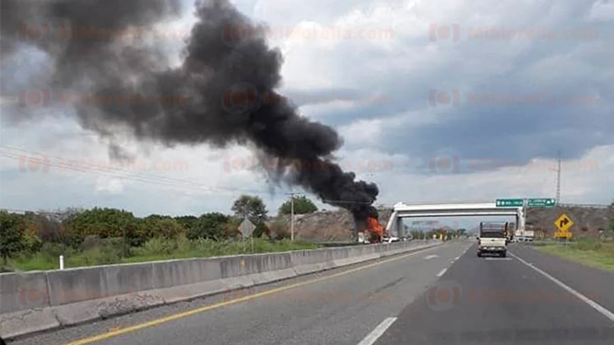 Bloquean carretera y prenden fuego a vehículo en Tierra Caliente