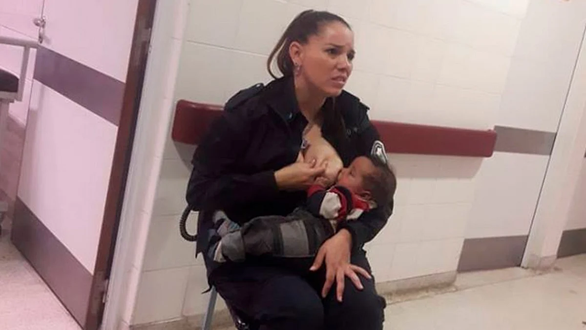 Heroína, policía amamanta a bebé que no conoce para tranquilizarlo