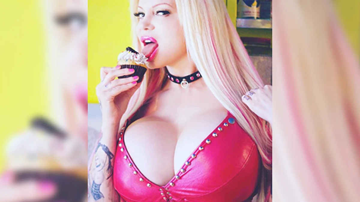 Sabrina causa infartos en Instagram al chocar delantera con actriz porno (Fotos)
