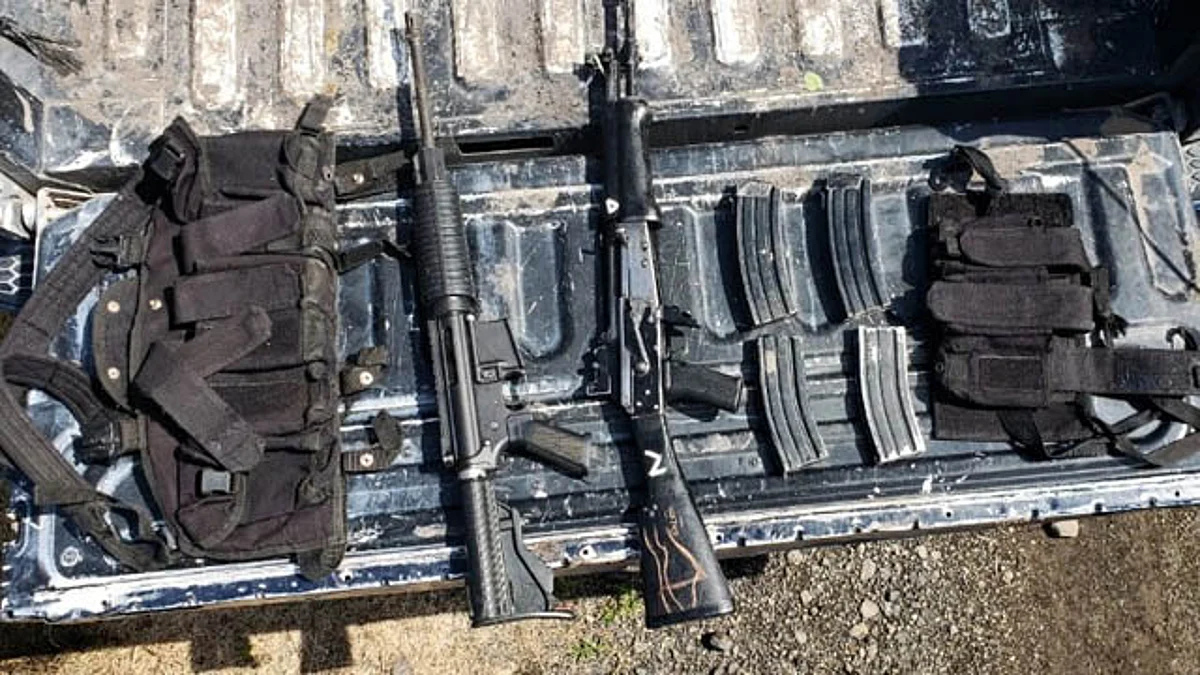 Aseguran a 4 hombres con armas y vehículo robado en Tanhuato