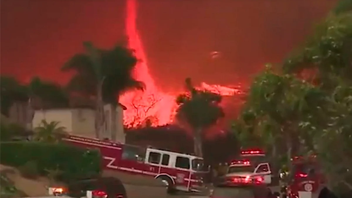 Muestran increíbles imágenes de un voraz tornado de fuego (Video)