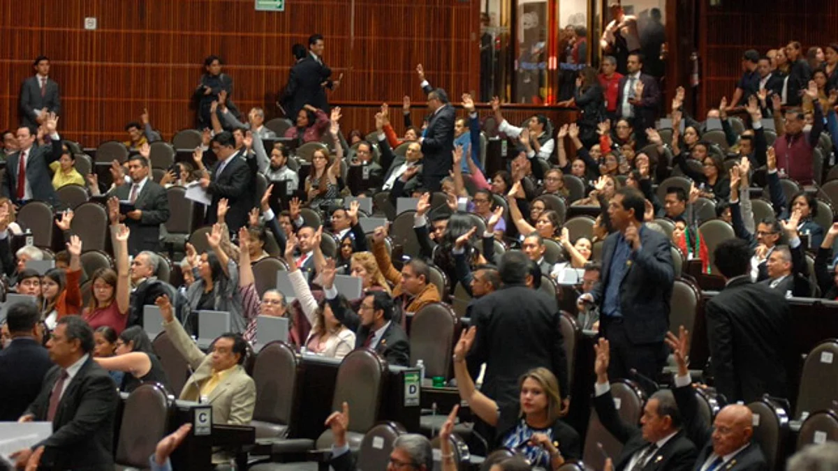 Ponen límite a sueldo de altos funcionarios y quitan pensiones a expresidentes