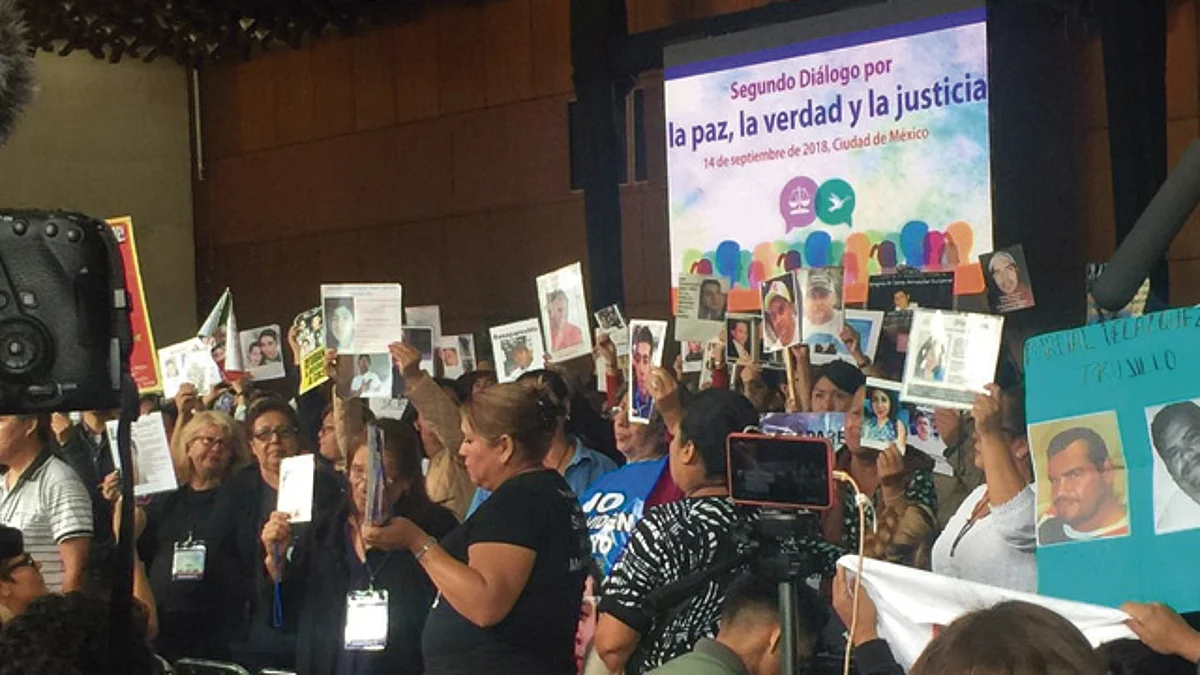Frente a AMLO, familias piden justicia en foro por la paz