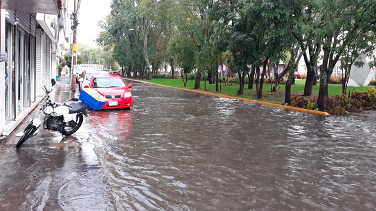 Intensas lluvias dejan encharcamientos en Morelia