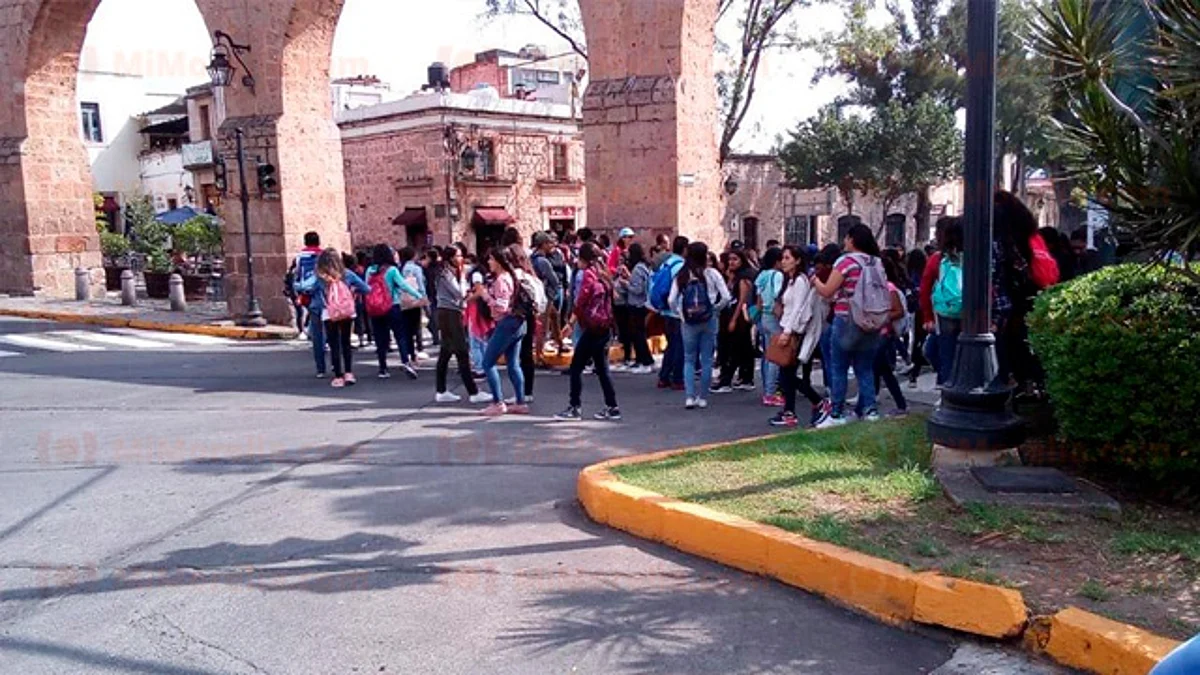 Normalistas evitan libre tránsito de automovilistas en el centro de Morelia