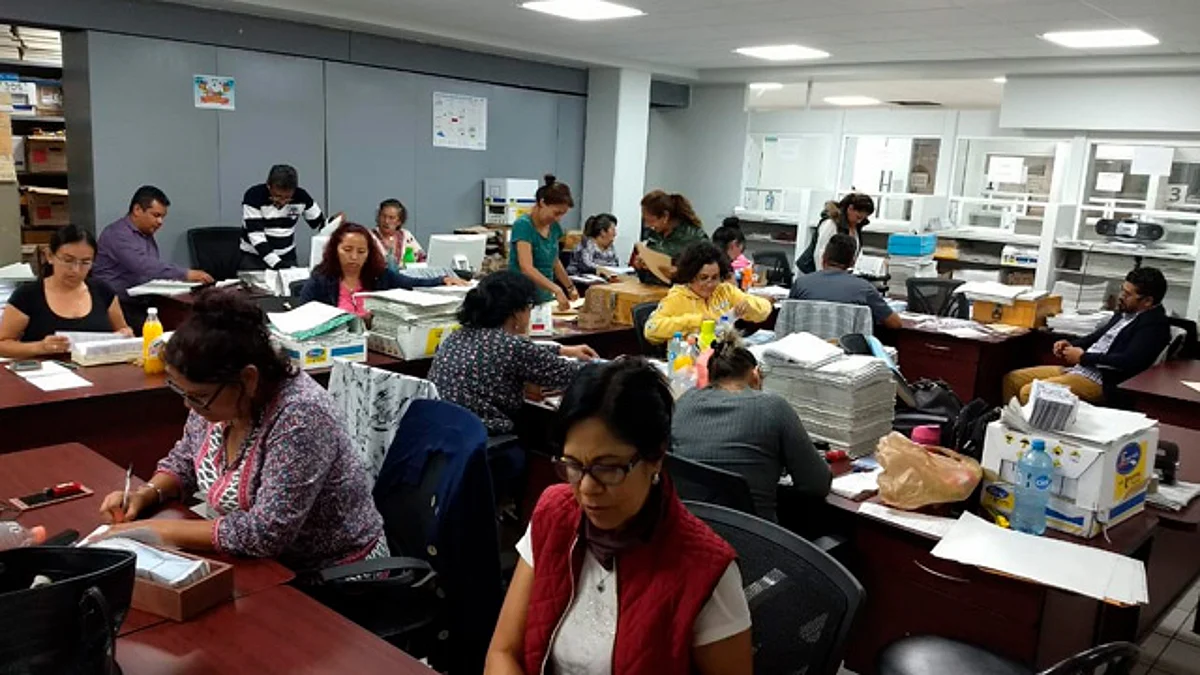 Secretaría de Educación paga bonos a trabajadores estatales
