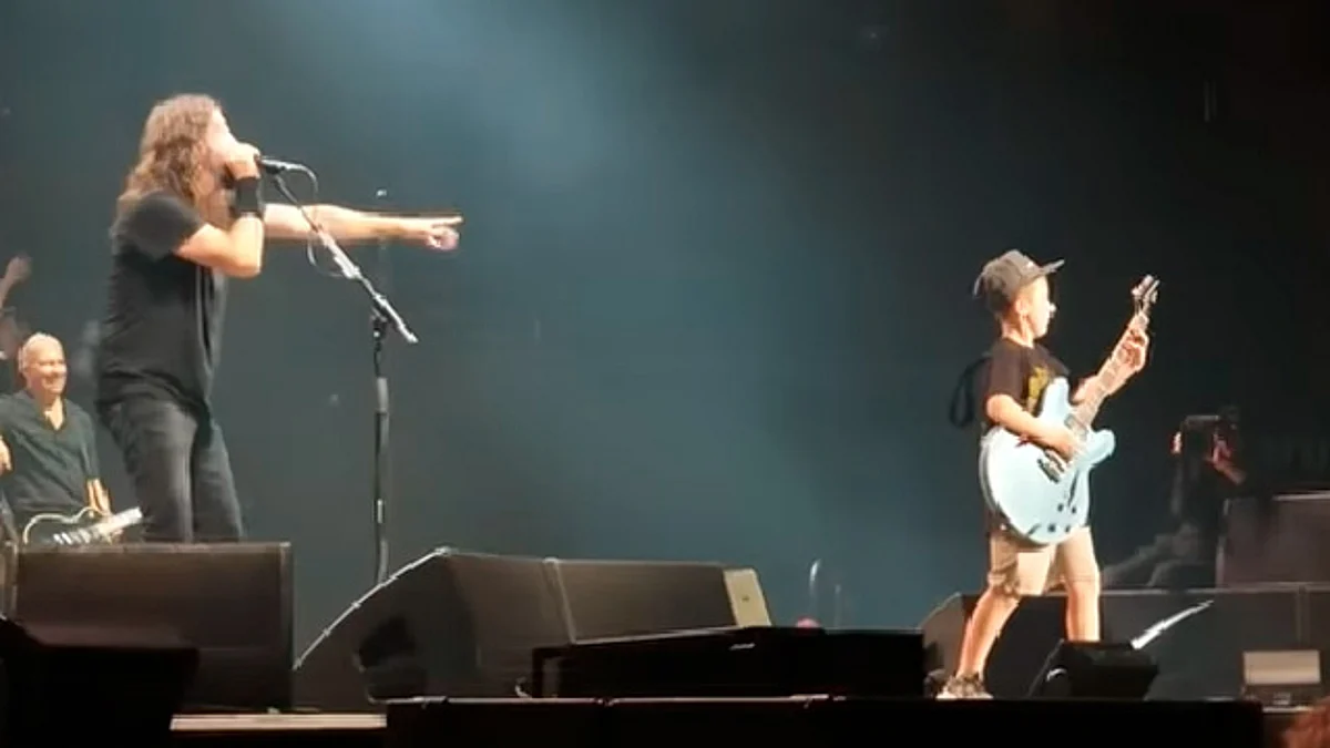 Foo Fighters toca cover de Metallica ¡con niño de 10 años!
