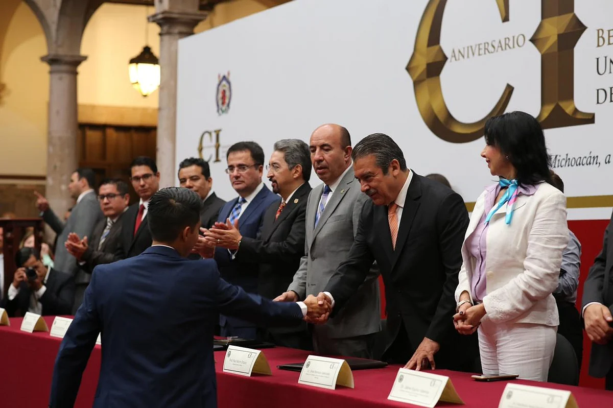 La ceremonia tuvo lugar en el Colegio Primitivo y Nacional de San Nicolás de Hidalgo (Foto: Cortesía)