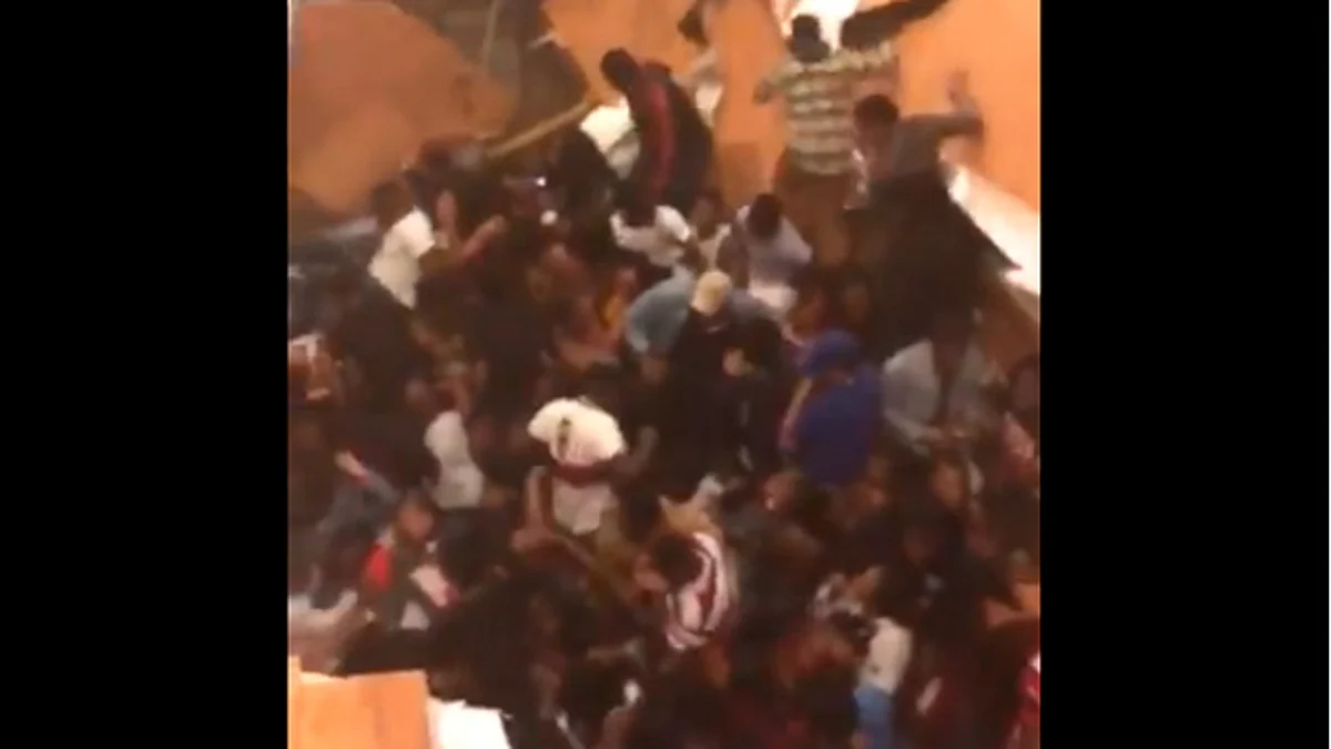 Piso se desploma en plena fiesta en EU, hay 30 heridos
