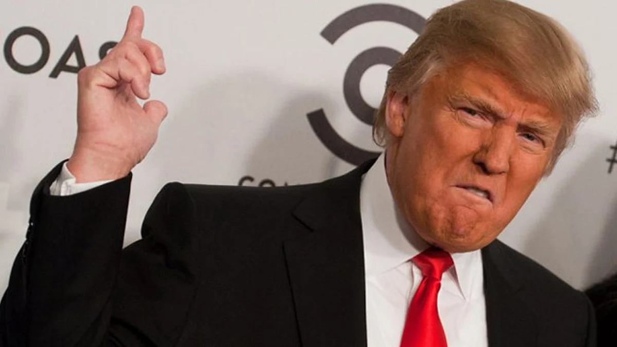 “Trollean” a Trump en redes por no poder cerrar paraguas (Video)