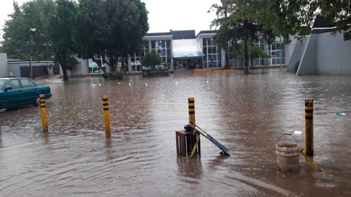 Reportan desbordamiento del dren Barajas por lluvias en Morelia