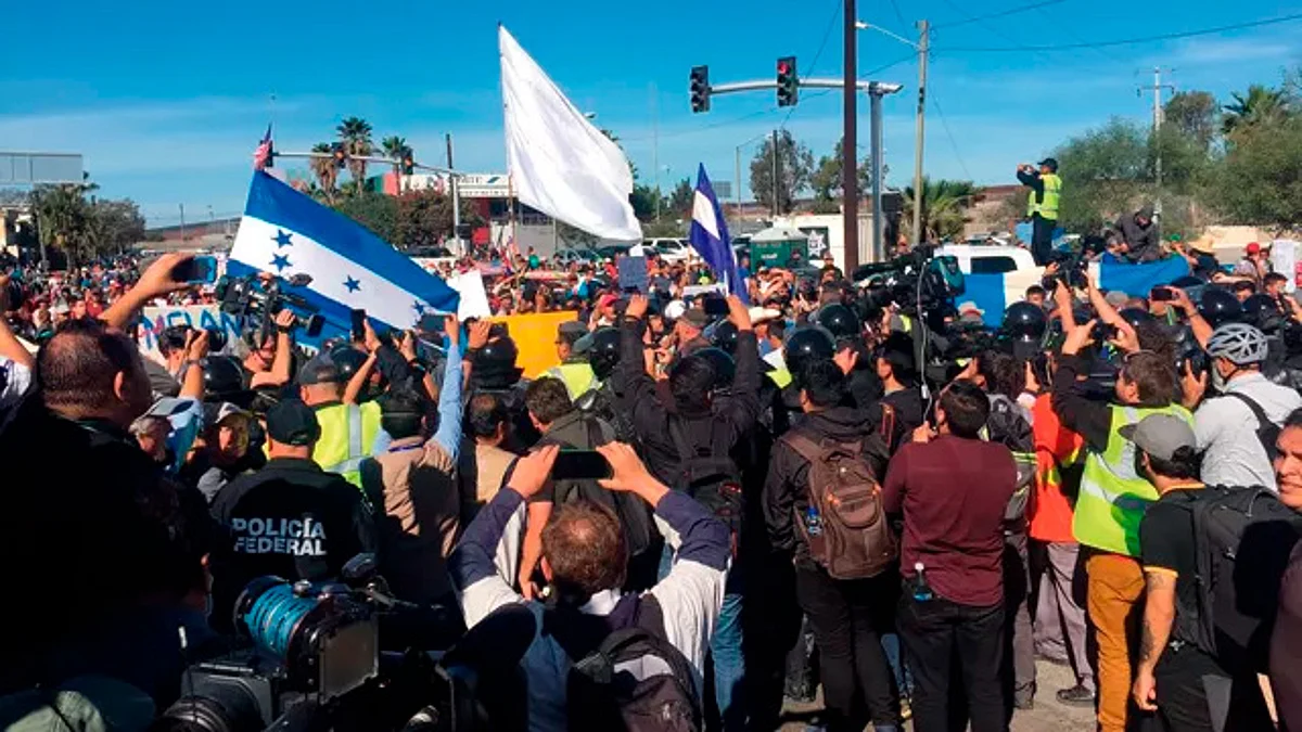 Migrantes rompen cerco policial en Tijuana, patrulla fronteriza reacciona