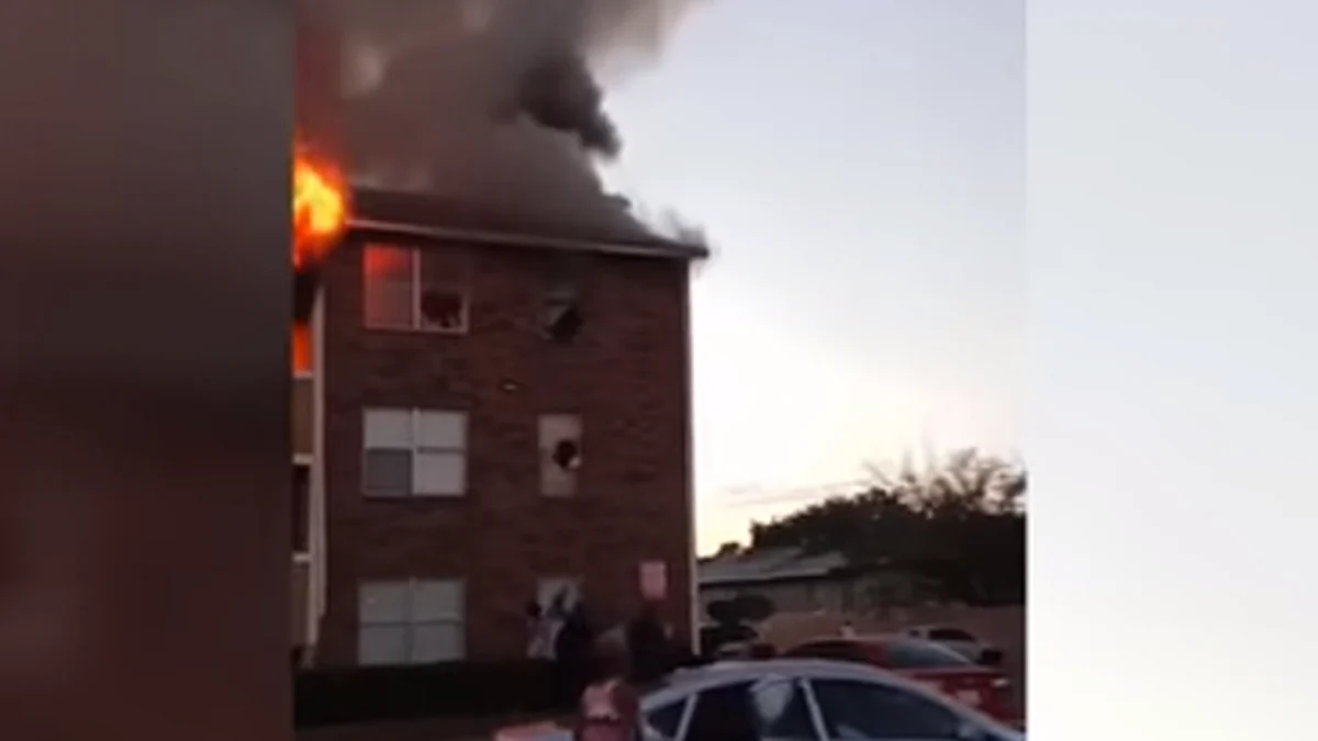 Madre arroja a su bebé desde tercer piso para salvarlo de incendio (Video)