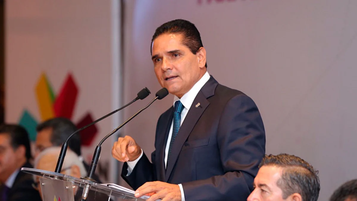 Silvano Aureoles pide apoyo de Jiménez Espriú para dar soluciones al magisterio