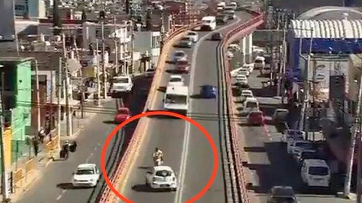 Pareja de motociclistas es impactada de frente por taxi en Ecatepec