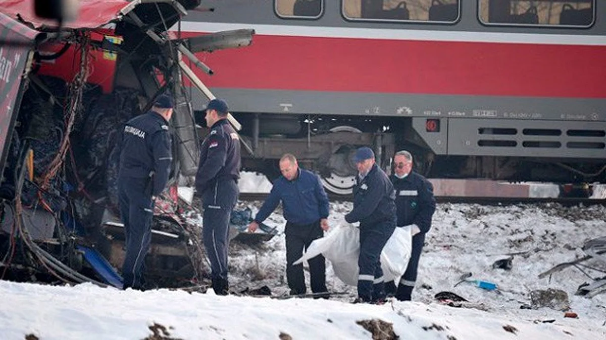 Tren embiste autobús escolar en Serbia; hay cinco muertos y 30 heridos